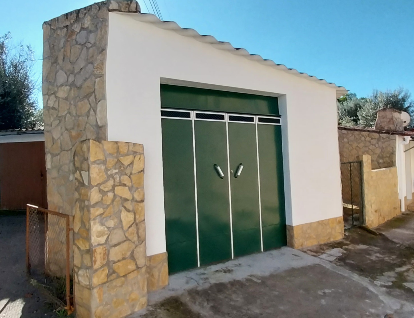 Terreno com garagem em Mosteiros