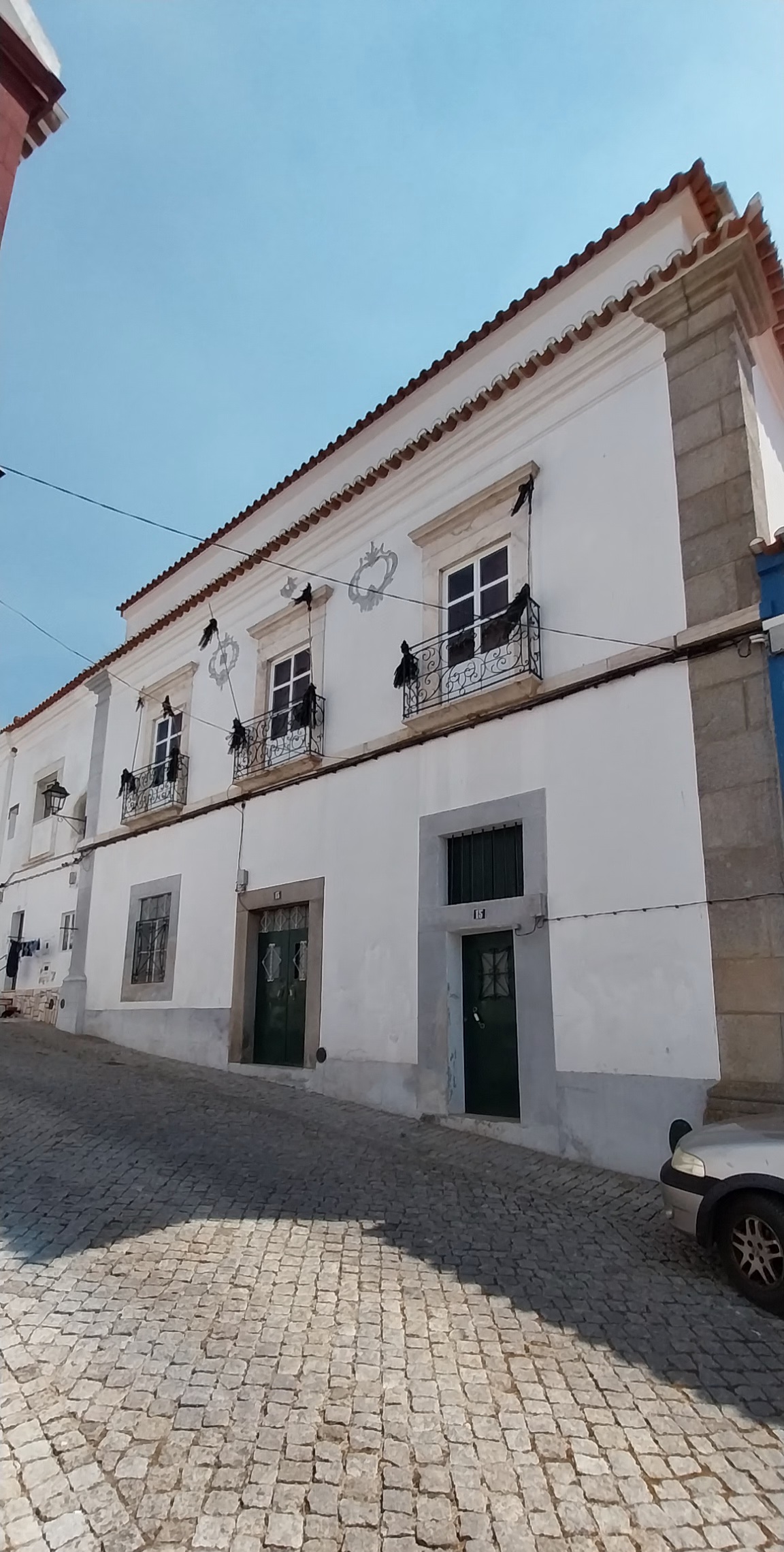 Conjunto de 3 moradias com quintal e garagem.